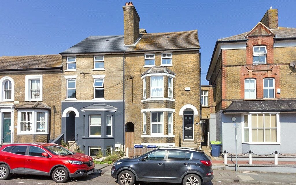 1 Bedroom flat/apartment to rent in Park Road, Sittingbourne, Kent, ME10 Quealy & Co