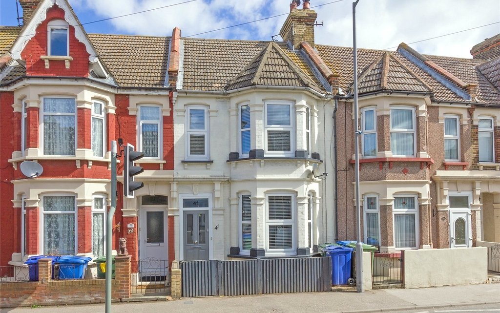 4 Bedroom house for sale in Main Road, Queenborough, ME11 Quealy & Co