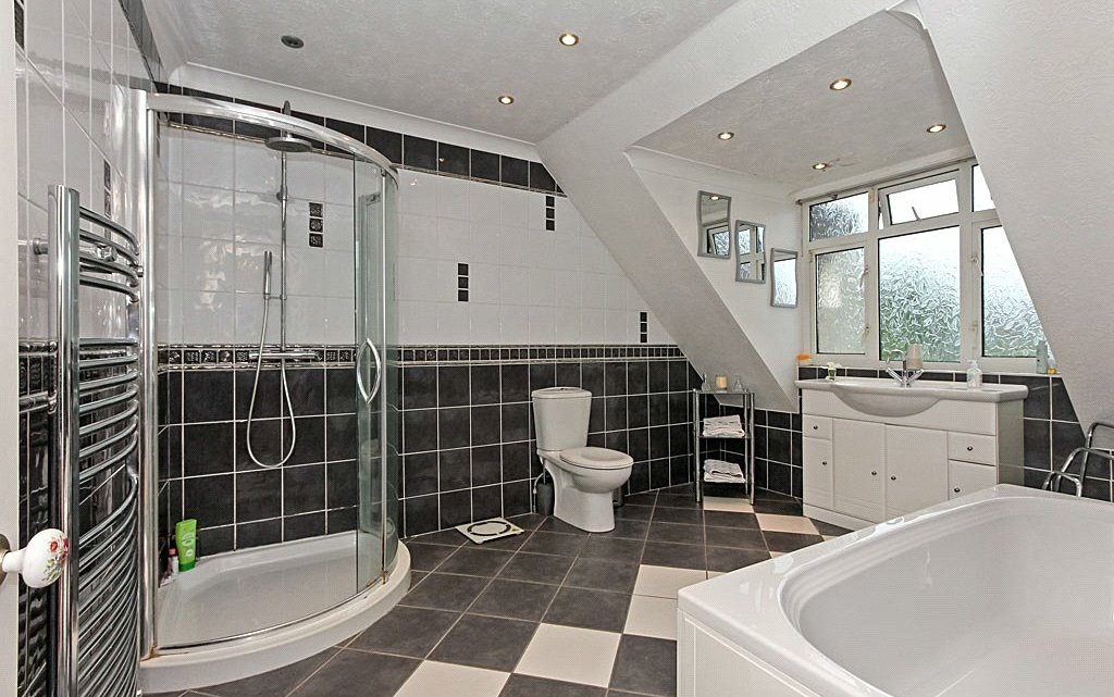 4 Bedroom house for sale in Park Avenue, Sittingbourne, ME10 Quealy & Co