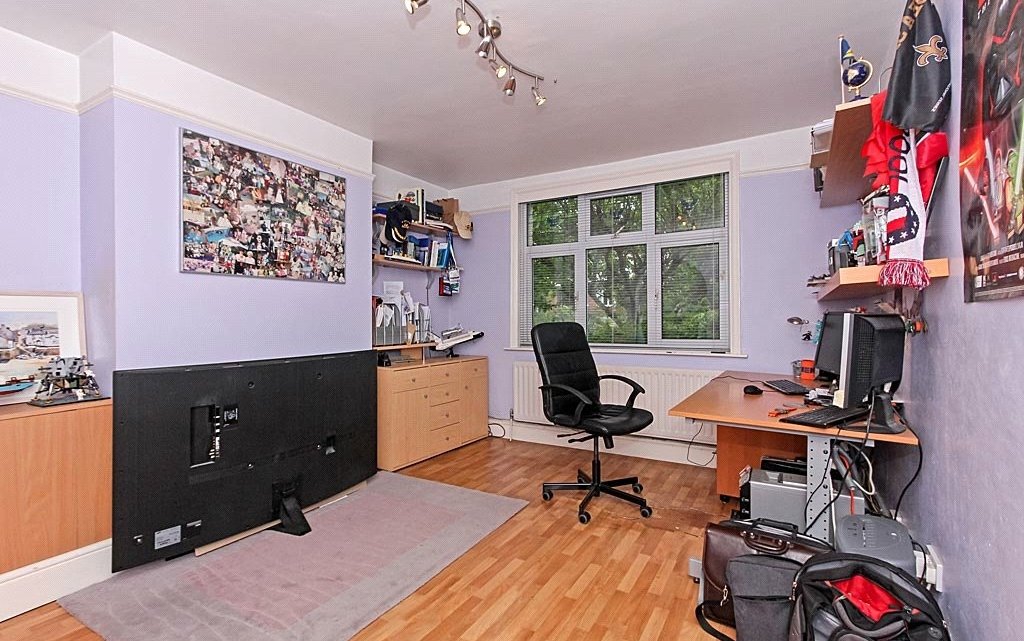 4 Bedroom house for sale in Park Avenue, Sittingbourne, ME10 Quealy & Co