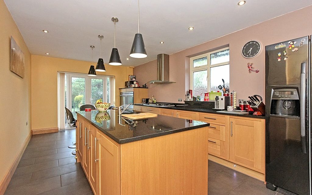 4 Bedroom house for sale in Park Avenue, Sittingbourne, ME10 Quealy & Co