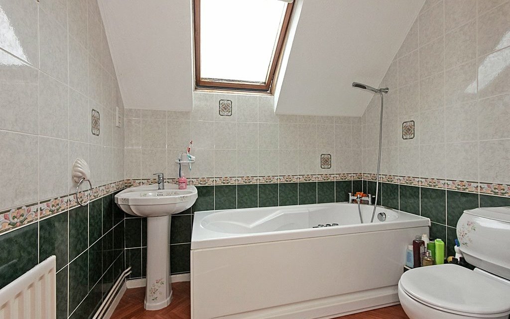 4 Bedroom house for sale in Park Avenue, Sittingbourne, ME10 Quealy & Co