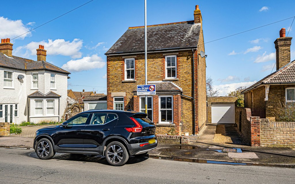 4 Bedroom house for sale in Highsted Road, Sittingbourne, Kent, ME10 Quealy & Co