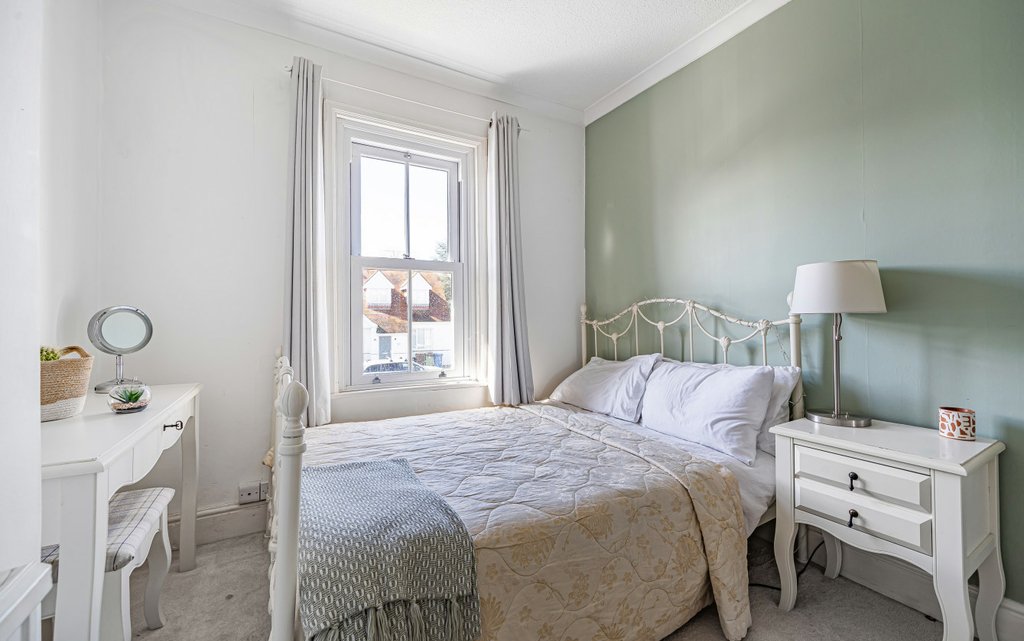 4 Bedroom house for sale in Highsted Road, Sittingbourne, Kent, ME10 Quealy & Co