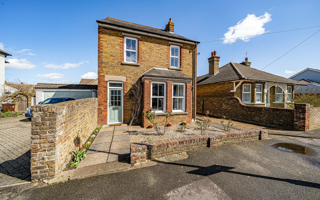 4 Bedroom house for sale in Highsted Road, Sittingbourne, Kent, ME10 Quealy & Co