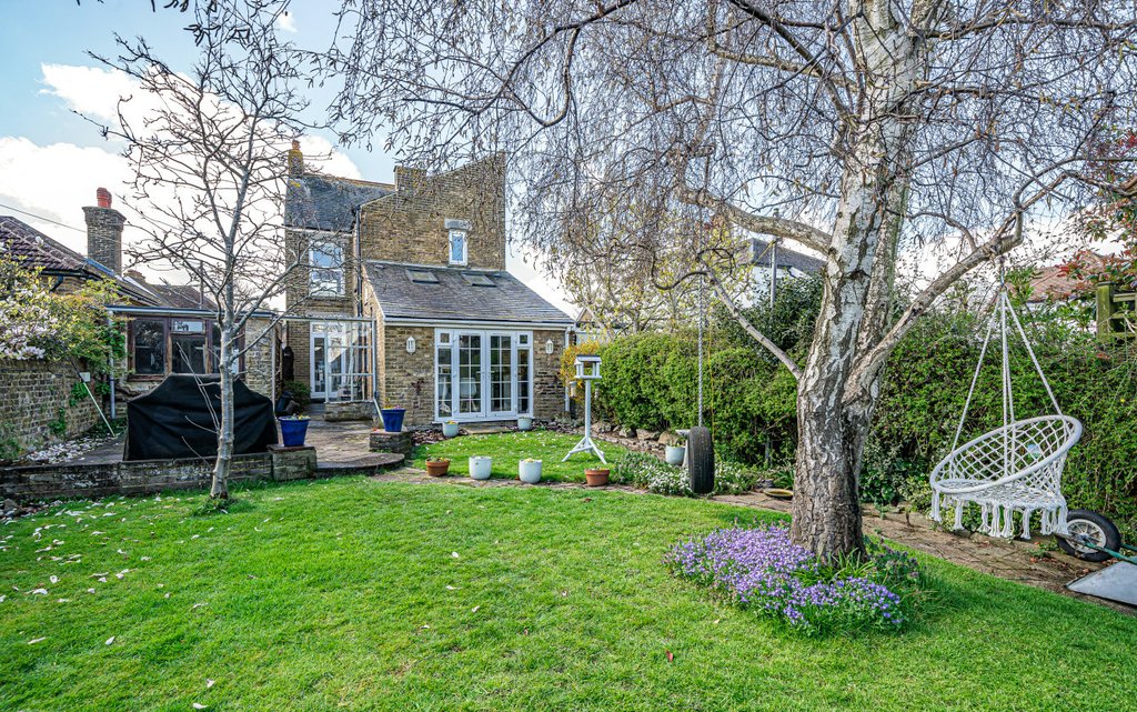 4 Bedroom house for sale in Highsted Road, Sittingbourne, Kent, ME10 Quealy & Co