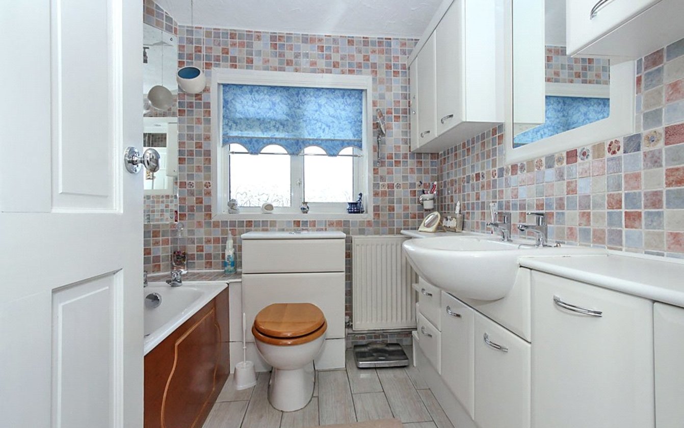 2 Bedroom house for sale in Rectory Road, Sittingbourne, ME10 Quealy & Co