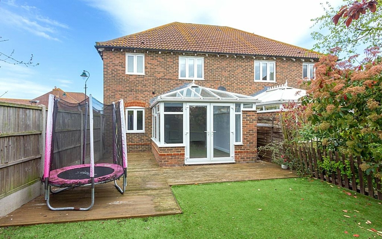 3 Bedroom house for sale in Chetney View, Iwade, Sittingbourne, Kent, ME9 Quealy & Co
