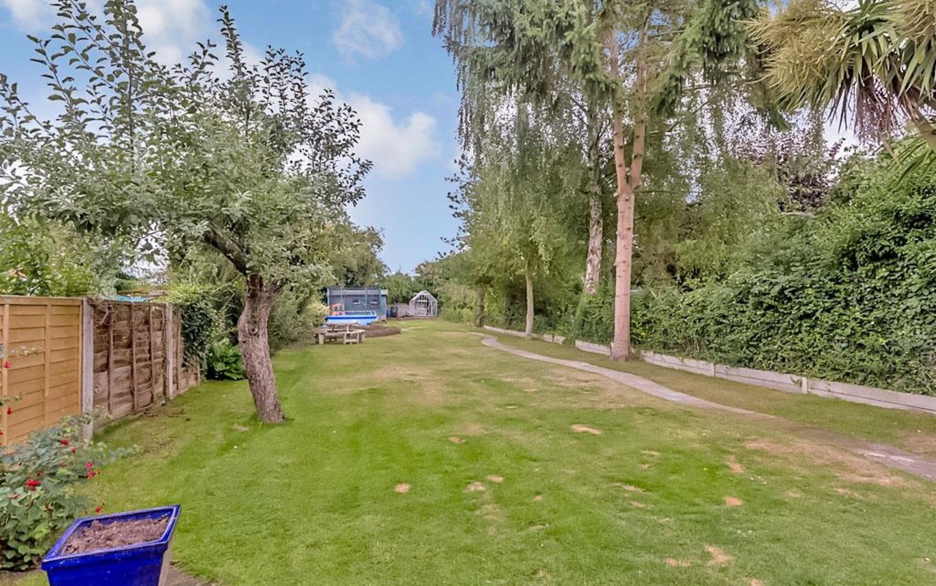 3 Bedroom house for sale in Highsted Road, Sittingbourne, Kent, ME10 Quealy & Co