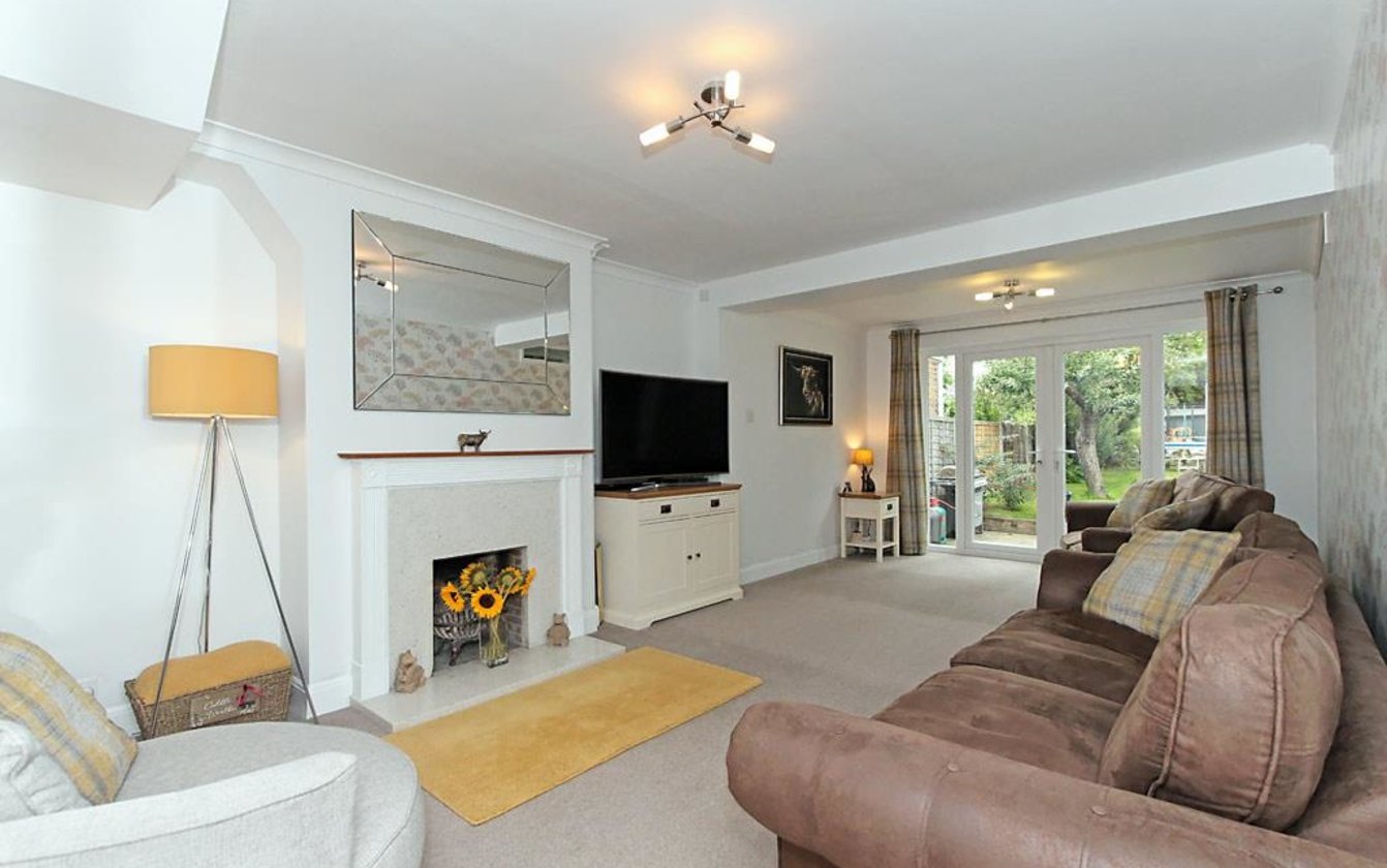 3 Bedroom house for sale in Highsted Road, Sittingbourne, Kent, ME10 Quealy & Co