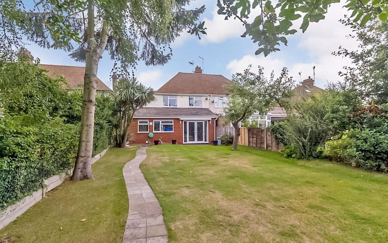 3 Bedroom house for sale in Highsted Road, Sittingbourne, Kent, ME10 Quealy & Co