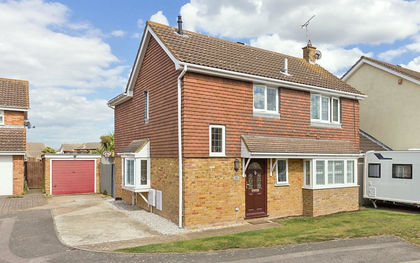 3 Bedroom house for sale in Britannia Close, Sittingbourne, Kent, ME10 Quealy & Co