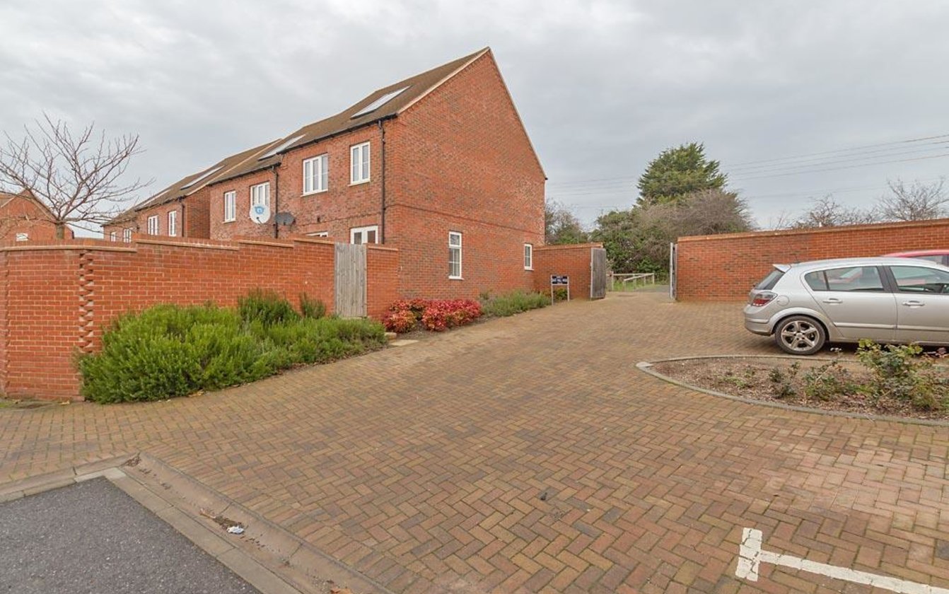 3 Bedroom house for sale in East Hall Walk, Sittingbourne, ME10