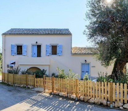 Behind the Blue Shutters: The Story of a Remarkable Corfu Retreat - Quealy & Co